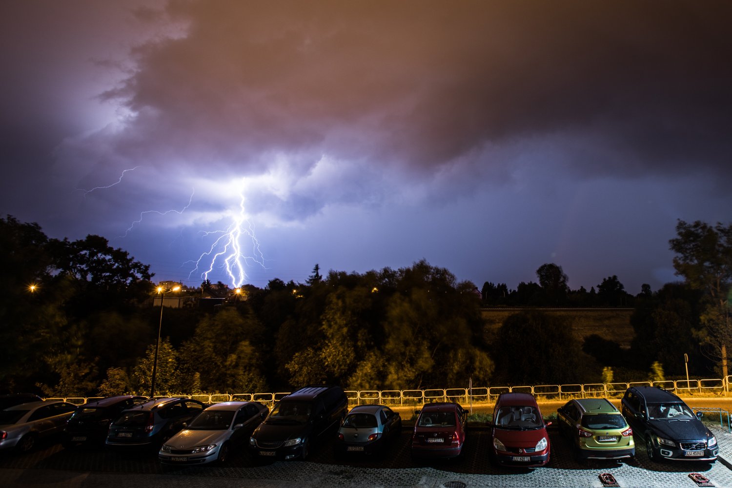 Alerty przed burzami z gradem wydano dla czterech województw kraju.