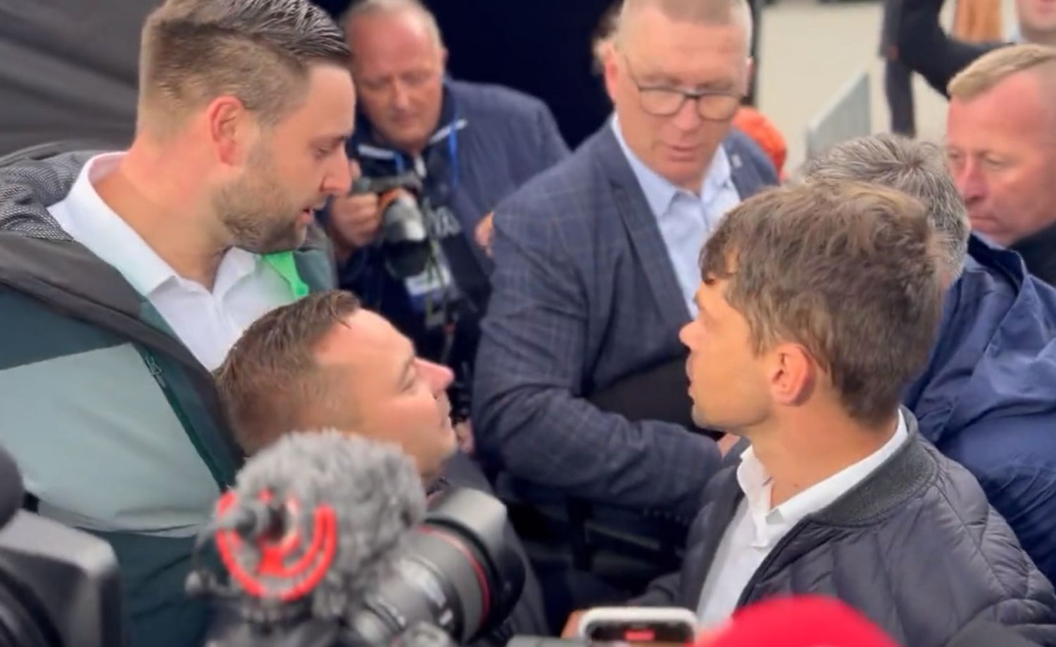 Przepychanka przed spotkaniem z Jarosławem Kaczyńskim w Przysusze.