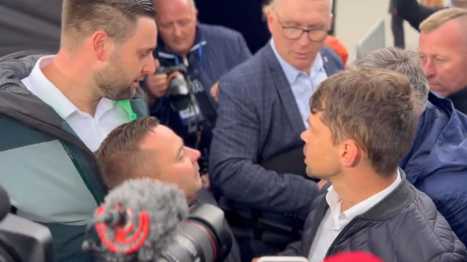 Przepychanka przed spotkaniem z Jarosławem Kaczyńskim w Przysusze.