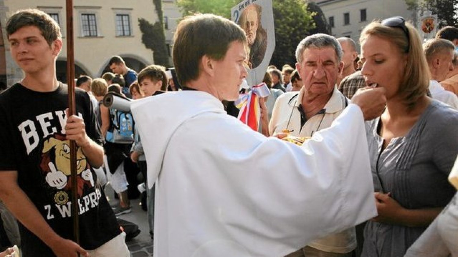Komunia nie dla rozwodników? Polski episkopat przekonuje, że nie chce podważać nauki Jana Pawła II.