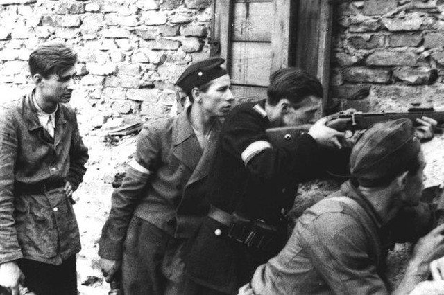 "Pamiętnik z powstania warszawskiego" bez cenzury.