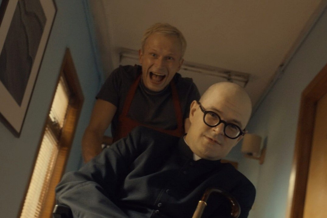 Piotr Trojan i Dawid Ogrodnik jako ksiądz Jan Kaczkowski w filmie Johnny
