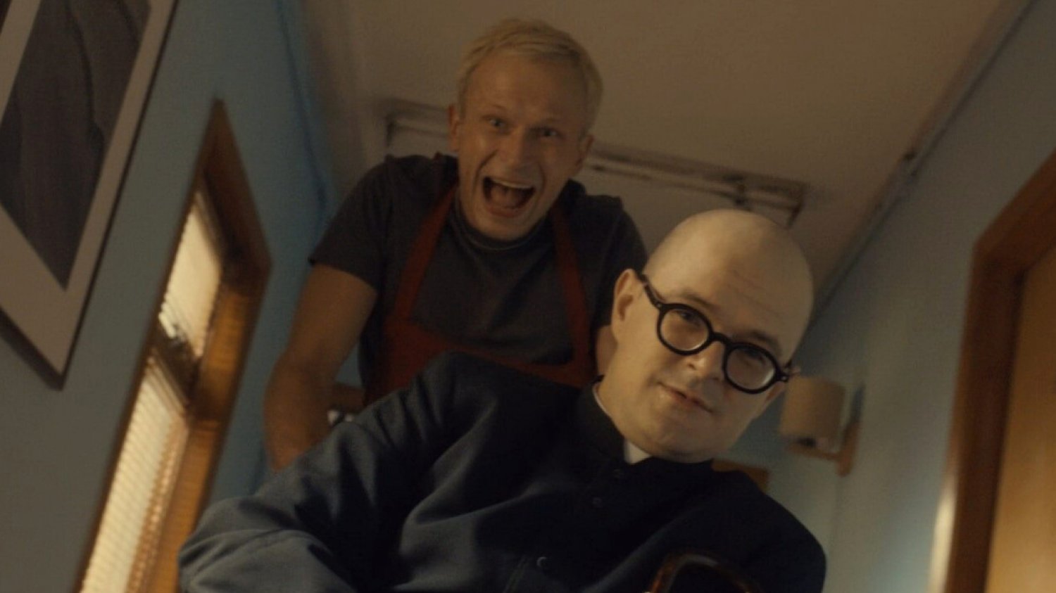 festiwal w Gdyni: Johnny, film o księdzu Kaczkowskim Piotr Trojan i Dawid Ogrodnik jako ksiądz Jan Kaczkowski w filmie Johnny