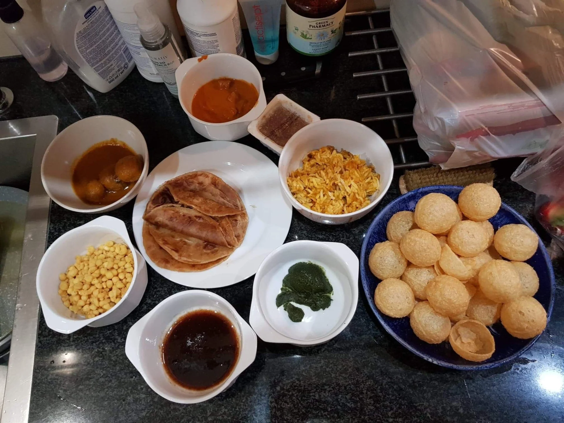 Jedzenie z pudeł Make Your Meal rozrzuconych w lesie przy Puszczy Kampinoskiej