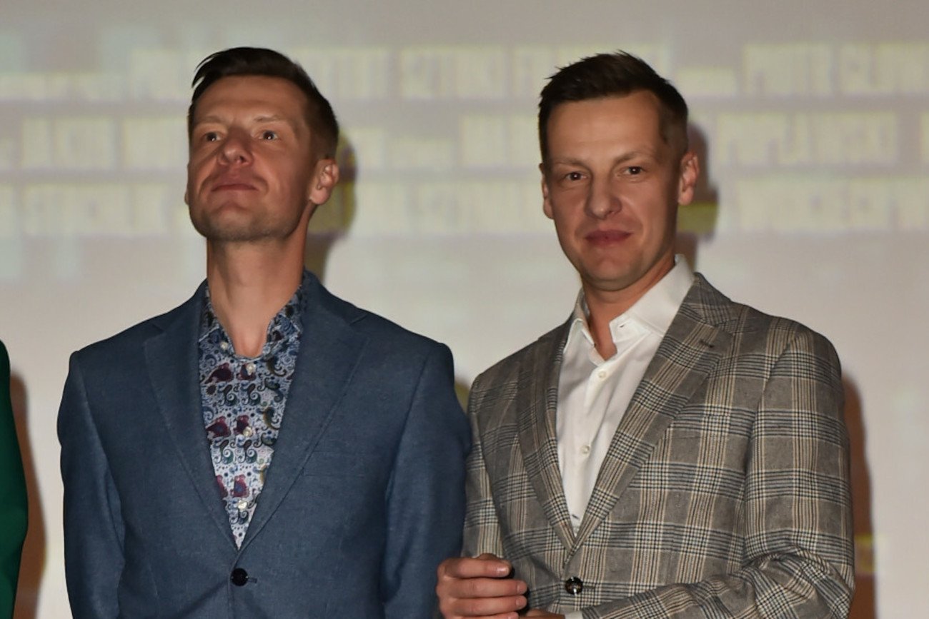 Bracia Mroczkowie zrobili fanom psikusa w "M jak miłość"?