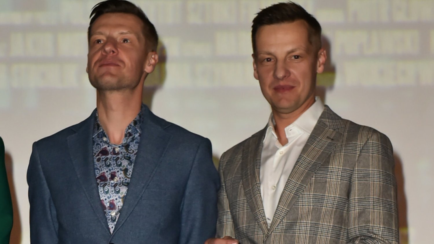 Bracia Mroczkowie zrobili fanom psikusa w "M jak miłość"?