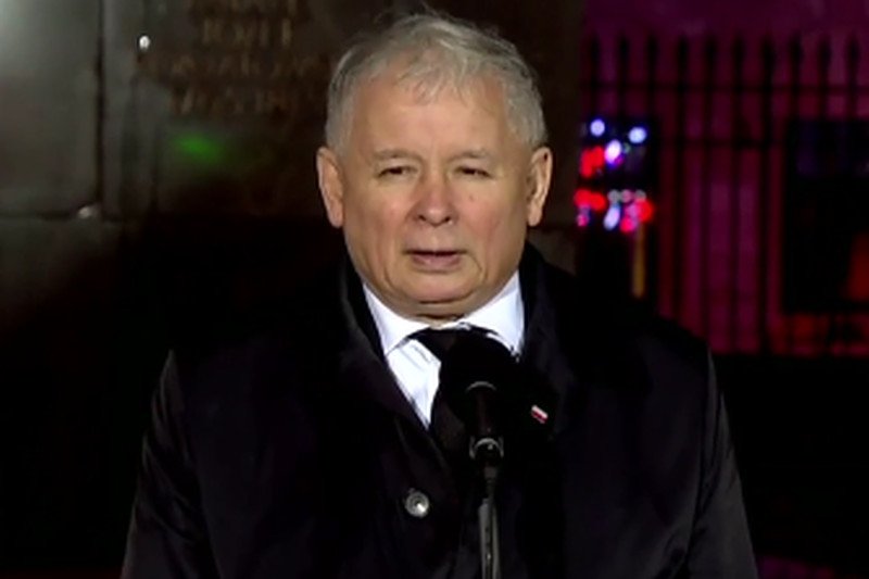 Jarosław Kaczyński apeluje o przywrócenie krzyża przed Pałacem Prezydenckim.