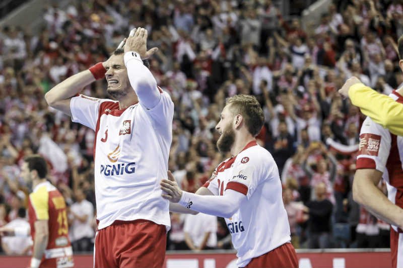 Po emocjonującym meczy Polska wygrała z Macedonią i zagra w kolejnej fazie Mistrzostw Europy w piłkę ręczną.