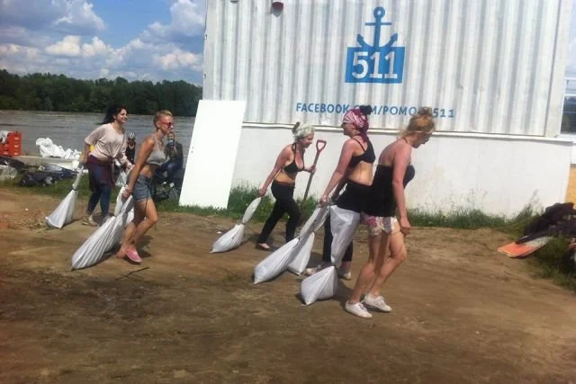 Woda zalewa Warszawę, wiedz mieszkańcy noszą piach. Świetna akcja, która pokazuje, jak zmienia się też nasze podejście do miasta. Brawo!