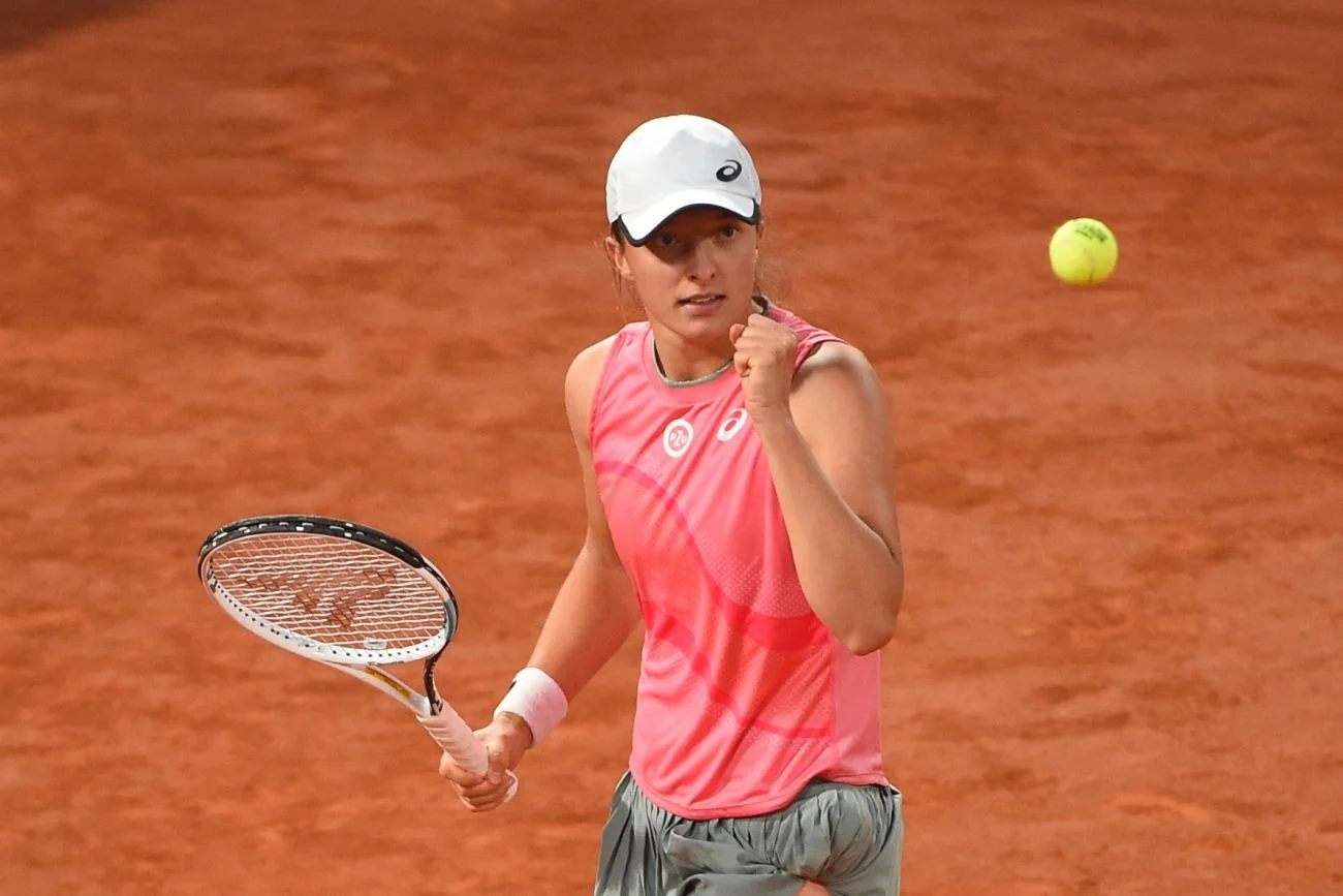Piłka, rakieta i to spojrzenie. Iga Świątek jest już w ćwierćfinale Rolanda Garrosa