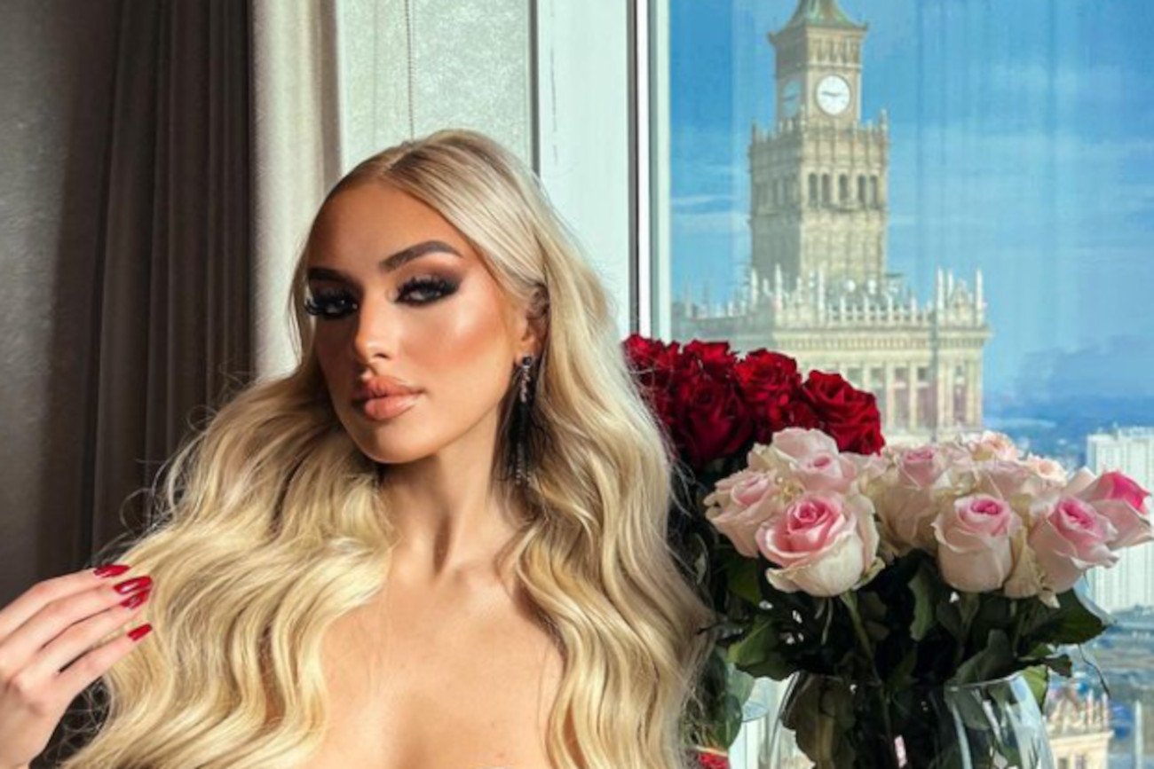 Caroline Derpienski w rozbieranej sesji.