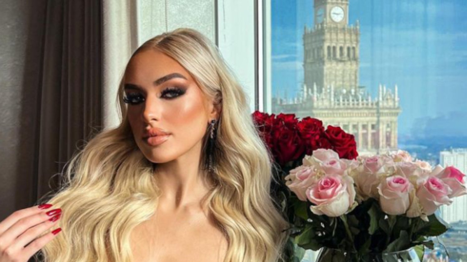 Caroline Derpienski w rozbieranej sesji.