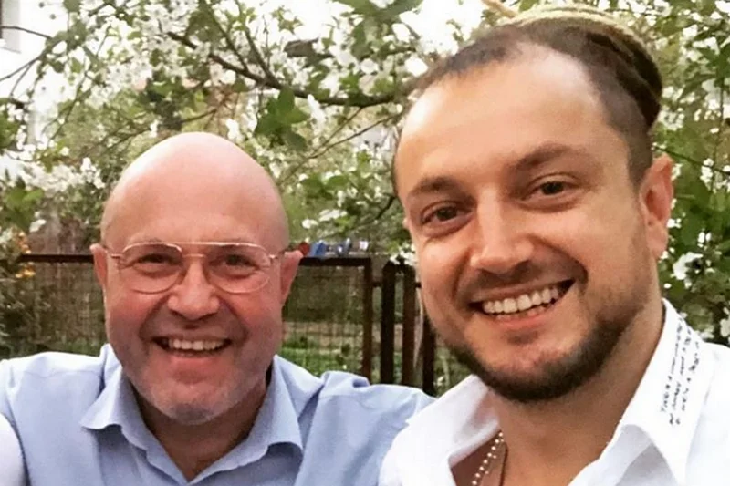 Piotr Baron jest ojcem jednego z muzyków zespołu Afromental. Piotr Baron jest ojcem jednego z muzyków zespołu Afromental.