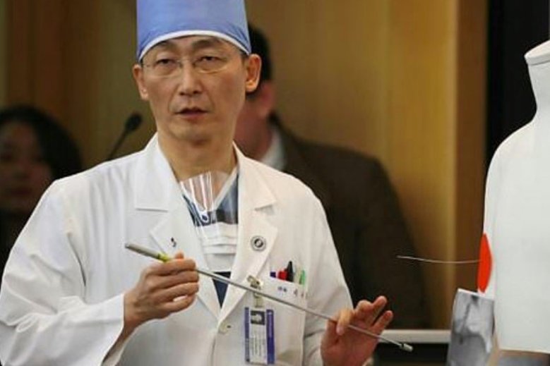 Lekarz Lee Cook-Jong wraz z zespołem przez 6 godzin walczył o życie 24-letniego uciekiniera z Korei Północnej. Żołnierz został postrzelony przez swoich kolegów pięć razy.