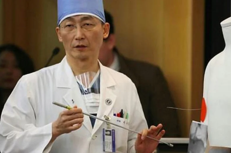 Lekarz Lee Cook-Jong wraz z zespołem przez 6 godzin walczył o życie 24-letniego uciekiniera z Korei Północnej. Żołnierz został postrzelony przez swoich kolegów pięć razy.