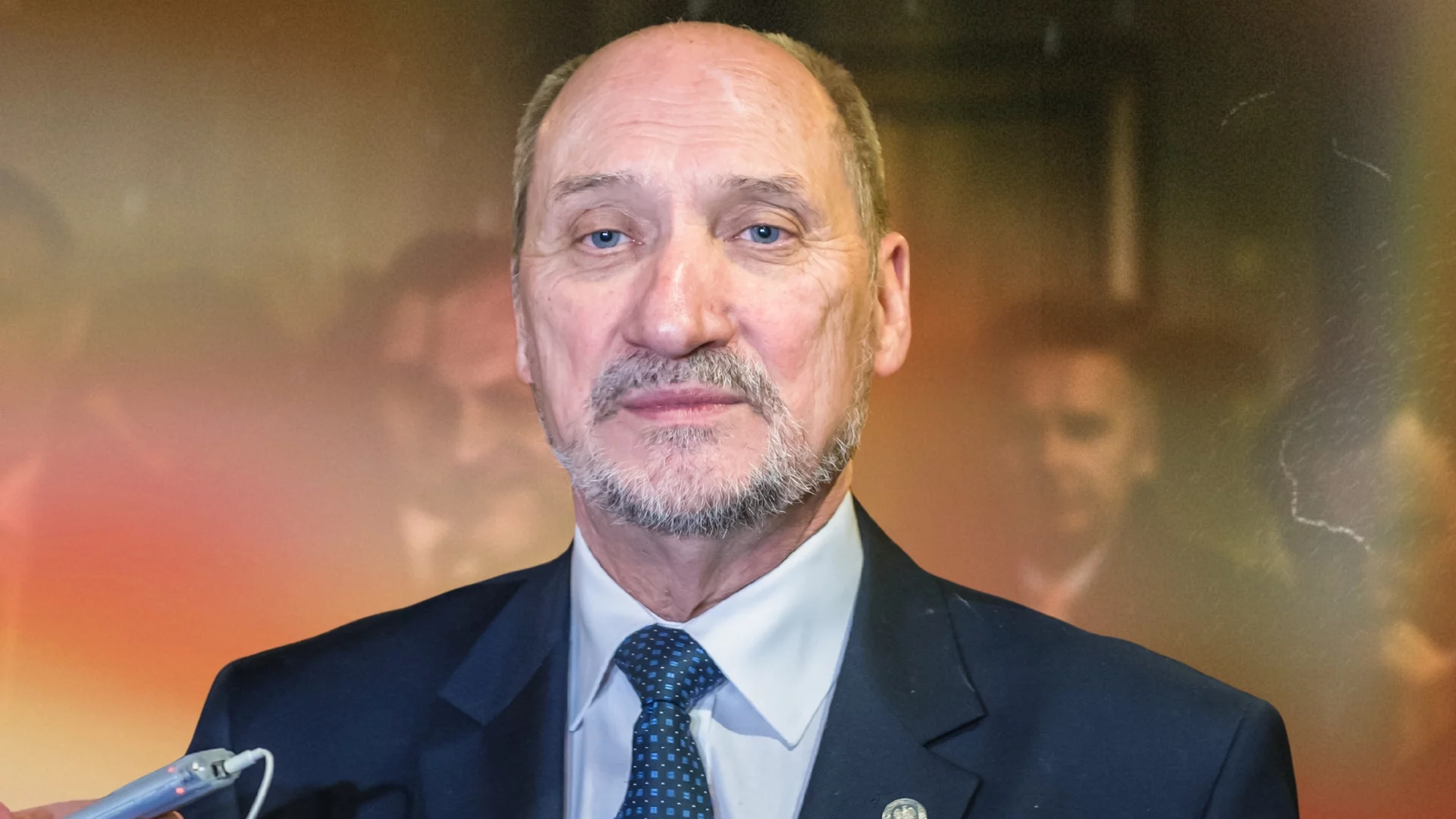 Jest akt oskarżenia wobec Antoniego Macierewicza. W tle katastrofa smoleńska