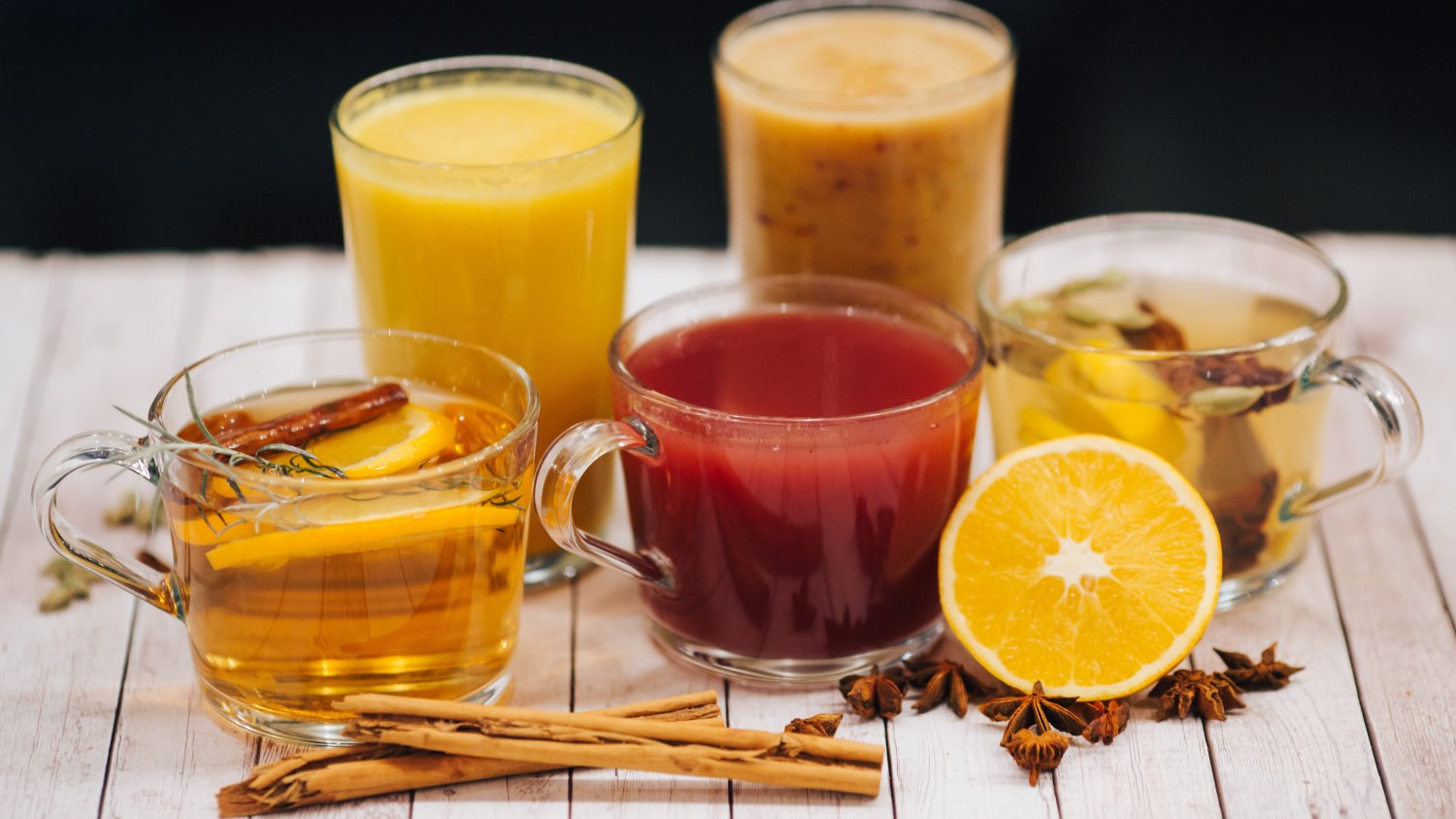 5 rozgrzewających napojów na jesienne przeziębienia przygotowała dla nas restauracja Think Love Juices (ul. Francuska 14)