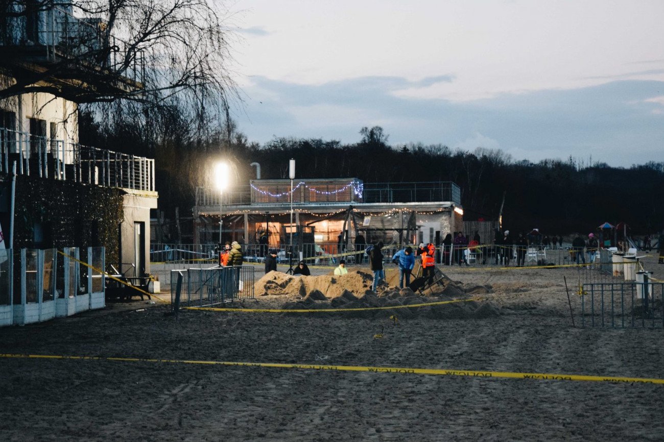 Praca służb na plaży przy dawnej Zatoce Sztuki w Gdańsku