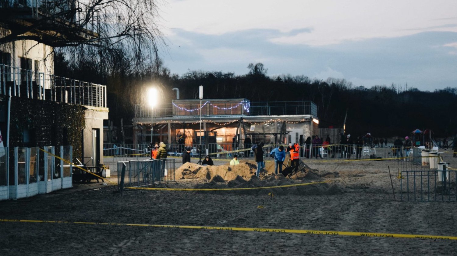 Praca służb na plaży przy dawnej Zatoce Sztuki w Gdańsku
