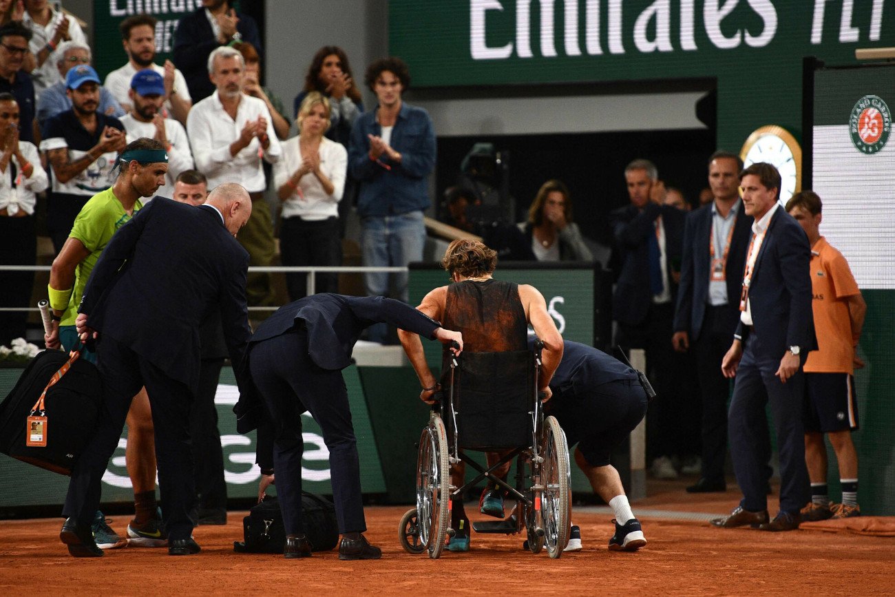 Alex Zverev na półfinale zakończył swój udział w tegorocznym Roland Garros. Niemiec przegrał z kontuzją stawu skokowego.