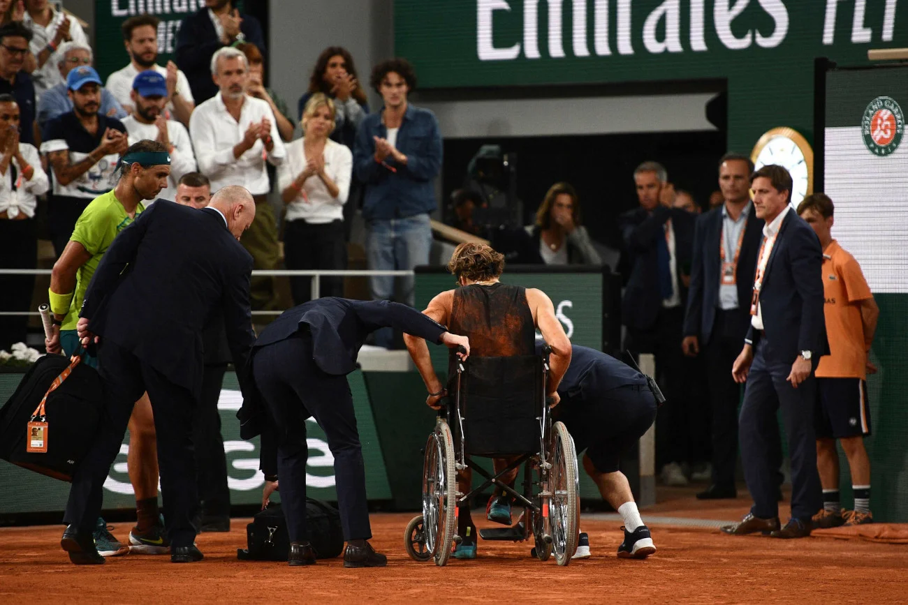 Alex Zverev na półfinale zakończył swój udział w tegorocznym Roland Garros. Niemiec przegrał z kontuzją stawu skokowego.