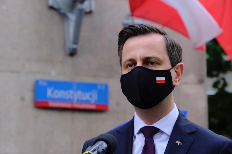 3 maja kandydat na prezydenta Władysław Kosiniak-Kamysz pojawił się w Warszawie w patriotycznej maseczce
