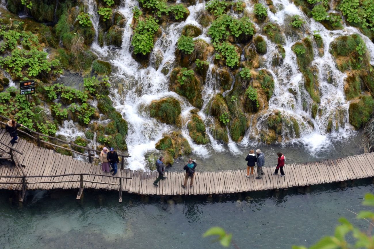 Latem Jeziora Plitwickie w Chorwacji odwiedzają tłumy turystów Jeziora Plitwickie to jedna z największych atrakcji Chorwacji