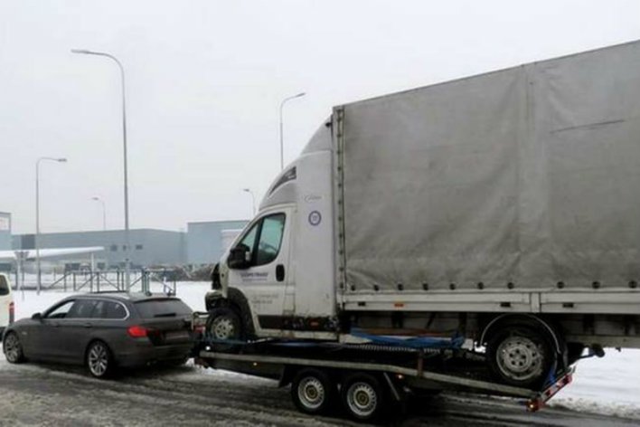 Czeska policja zatrzymała polskiego kierowcę, który holował duże auto dostawcze na małej przyczepce