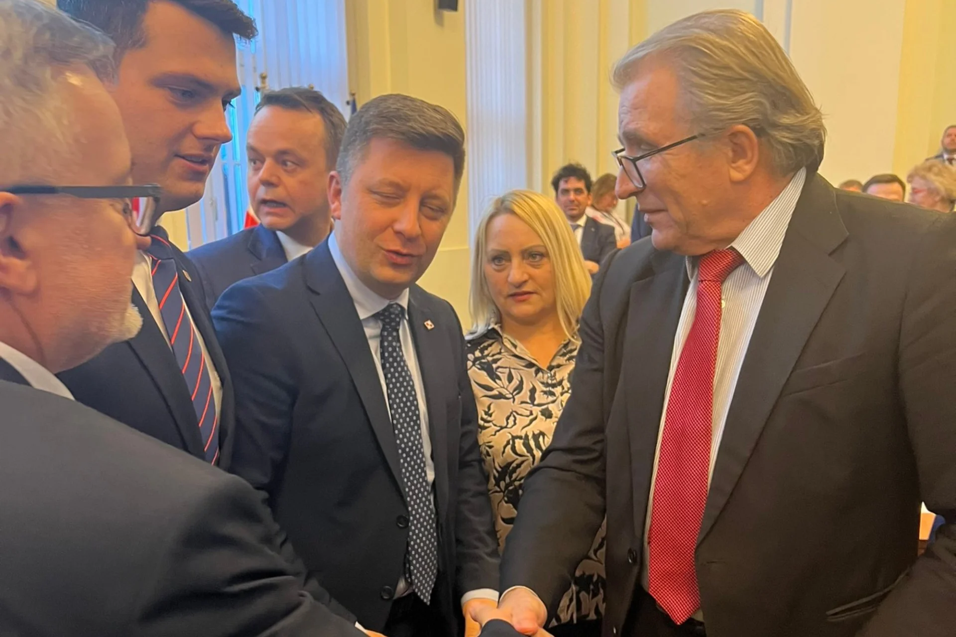 Michał Dworczyk podczas sesji sejmiku na Dolnym Śląsku.