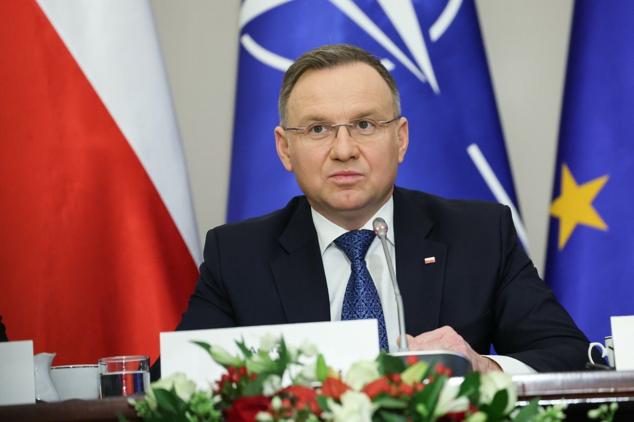 Prezydent Andrzej Duda siedzący za stołem podczas posiedzenia Rady Bezpieczeństwa Narodowego (20.12.2023).