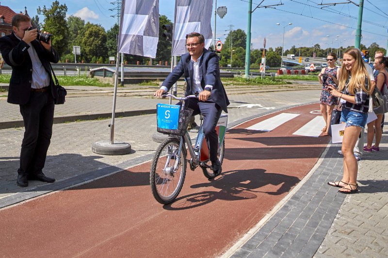 Wypadek prezydenta Katowic Marcina Krupy, w jego motor uderzył samochód. Na zdjęciu - prezydent Krupa podczas otwarcia nowej ścieżki rowerowej.
