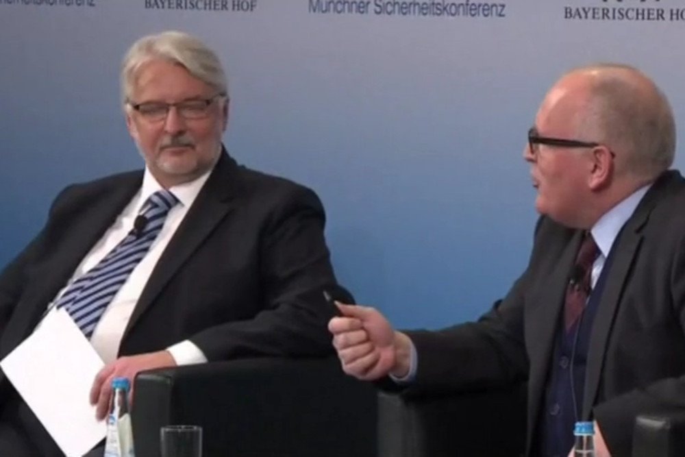 To była naprawdę gorąca dyskusja. Frans Timmermans dał popalić Witoldowi Waszczykowskiemu.