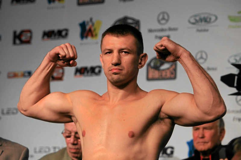 Największy sponsor Tomasza Adamka, firma Las Vegas, nie przedłuży z bokserem umowy. Nie chce być kojarzona z o. Rydzykiem