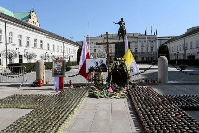 Radio RMF FM twierdzi, że część rodzin ofiar katastrofy smoleńskiej wycofała swoje poparcie dla budowy pomnika. Na zdjęciu: nieoficjalne obchody 5. rocznicy katastrofy smoleńskiej przed Pałacem Prezydenckim