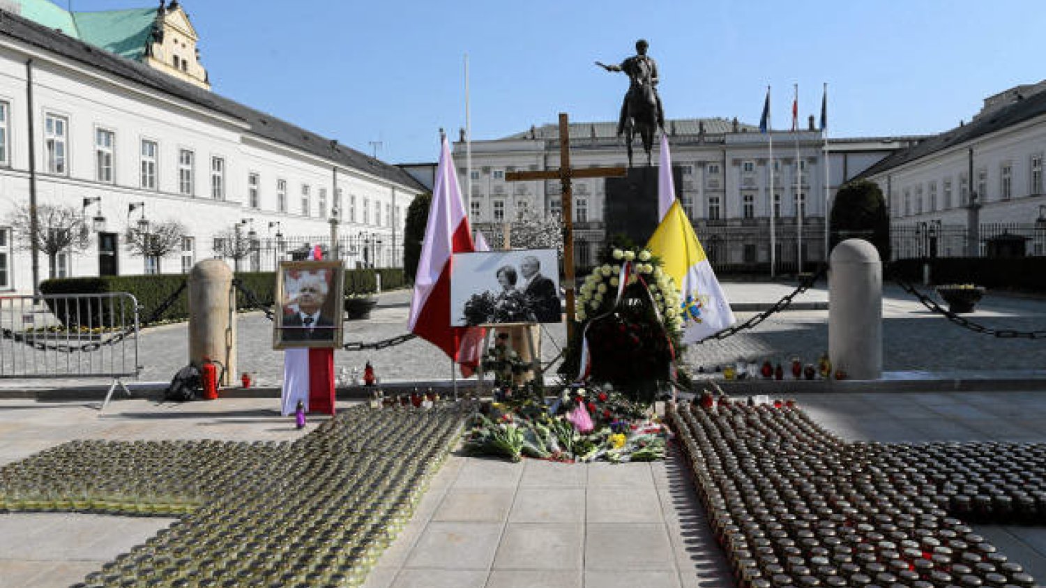 Radio RMF FM twierdzi, że część rodzin ofiar katastrofy smoleńskiej wycofała swoje poparcie dla budowy pomnika. Na zdjęciu: nieoficjalne obchody 5. rocznicy katastrofy smoleńskiej przed Pałacem Prezydenckim
