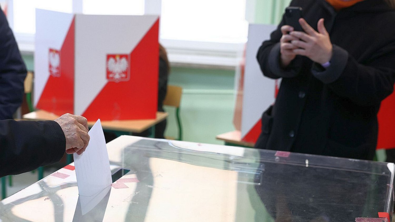 Zdjęcie z głosowania może być świetną pamiątką, ważne, by podczas jego robienia nikomu nie przeszkadzać