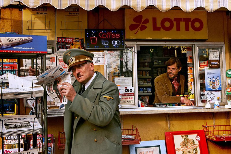 W filmie Hitler trafia do Niemiec w 2011 roku, gdzie zostaje celebrytą.