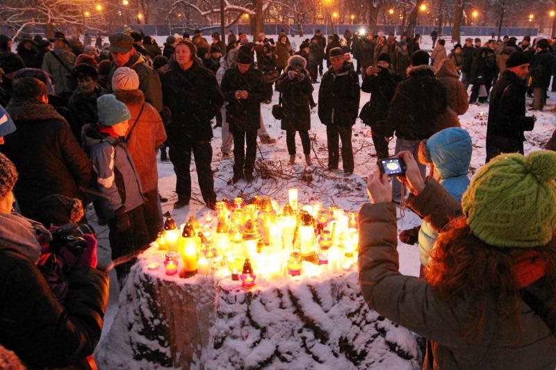 "Światełko dla drzewa", 12 stycznia: miłośnicy Ogrodu Krasińskich zapalają znicze na pniach ściętych drzew.