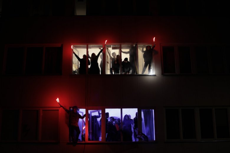 Aktorzy odegrali "Dziady" na Mickiewicza przed domem Jarosława Kaczyńskiego.