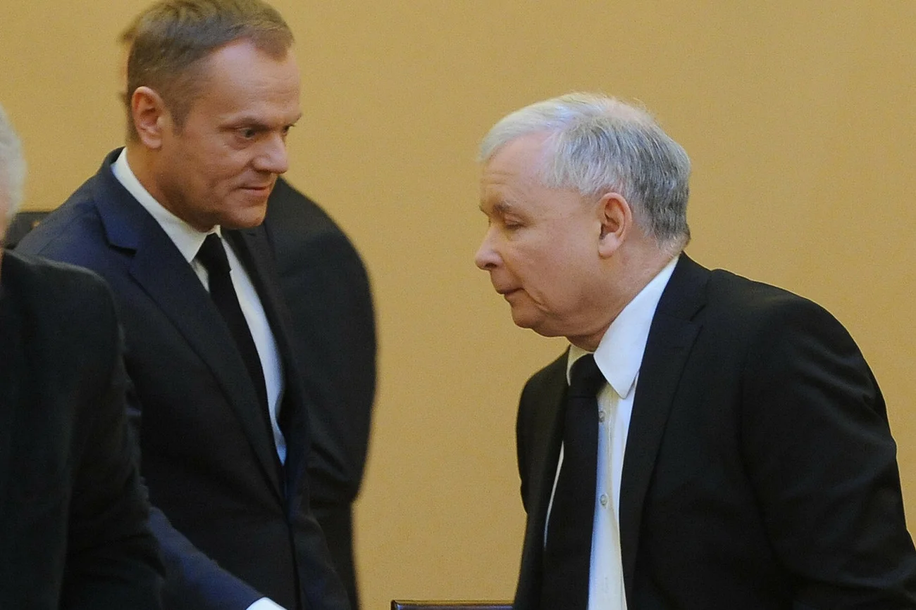 Tomasz Urbaś dowodzi na Twitterze, dlaczego obecne podwyżki gazu to wina PiS. Z kolei Wiadomości TVP uderzają w Donalda Tuska.