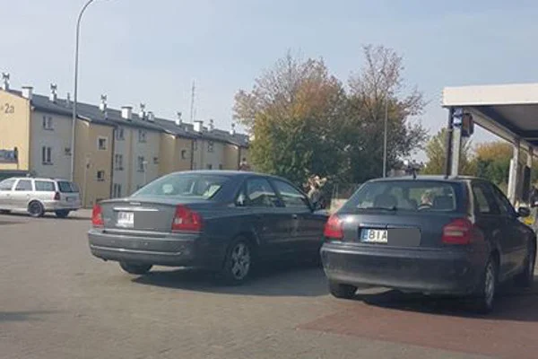 "Nie ma to jak Hajnówka zaparkuje", "Mistrz z Grajewa na ul. Chrobrego" – takie komentarze pojawiają się na białostockim profilu "Mistrzów Parkowania", gdy na złym parkowaniu przyłapany zostanie przyjezdny.