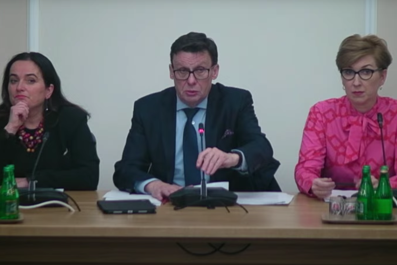 Opozycja bierze się za komisje śledcze. Marek Ast z PiS (na pierwszym planie) mówi o "prezencie"
