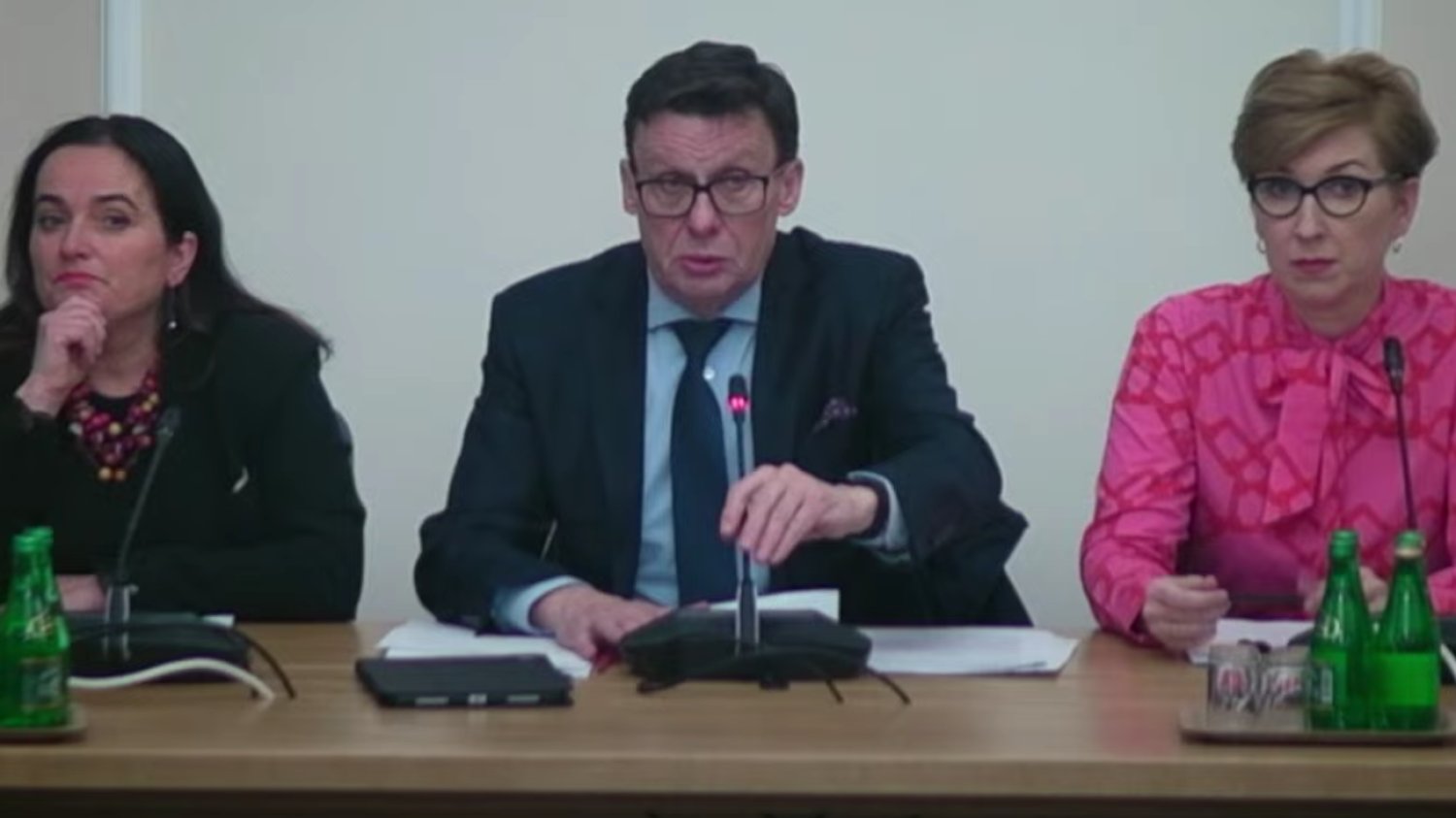 Opozycja bierze się za komisje śledcze. Marek Ast z PiS (na pierwszym planie) mówi o "prezencie"