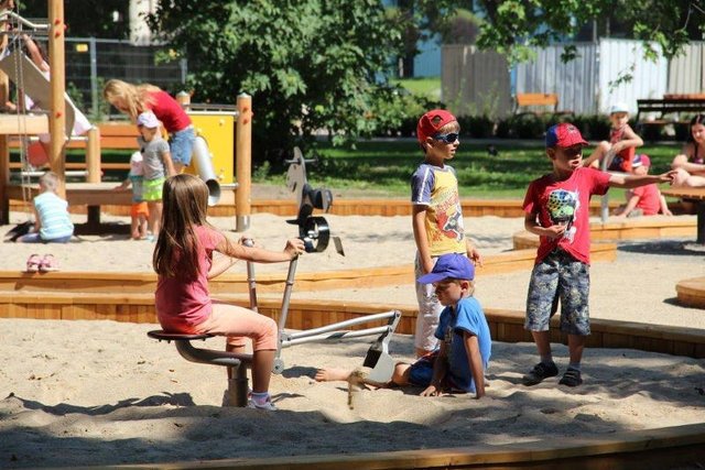 Bawiące się dzieci powodem dewastacji placu zabaw? Na zdjęciu Ogród Krasińskich w Warszawie.