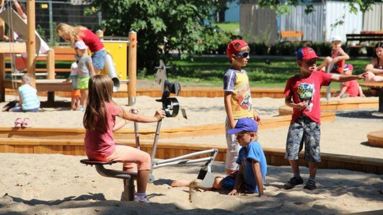 Bawiące się dzieci powodem dewastacji placu zabaw? Na zdjęciu Ogród Krasińskich w Warszawie.