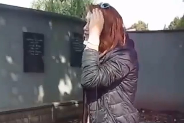 Dziewczyna, która opluła groby, została zatrzymana przez policję