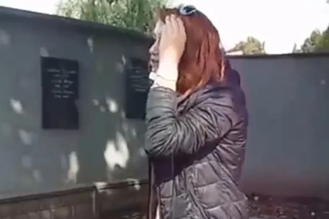 Dziewczyna, która opluła groby, została zatrzymana przez policję