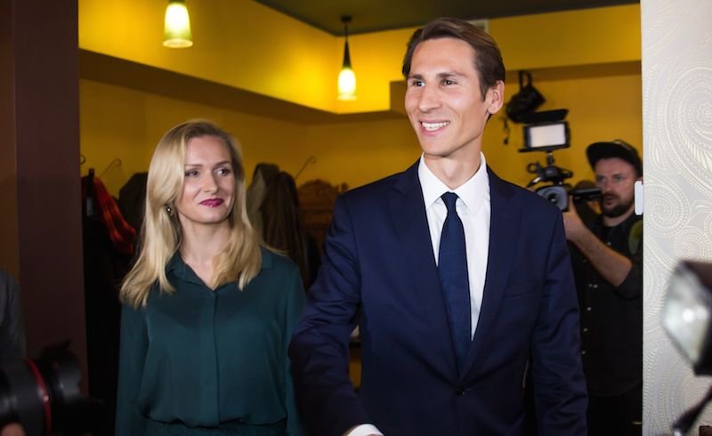 Żona Kacpra Płażyńskiego może być na wylocie z PiS. Krytykowała w sieci Marcina Horałę.