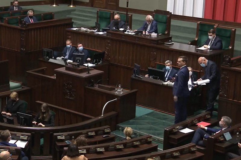 Posłowie Konfederacji pojawili się w sali plenarnej w Sejmie bez maseczek. Ryszard Terlecki zapowiedział, że zostaną za to ukarani finansowo.