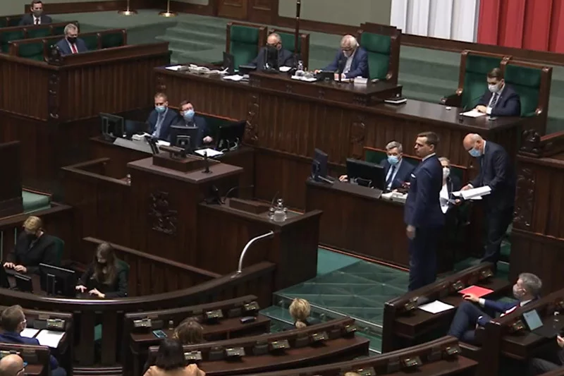 Posłowie Konfederacji pojawili się w sali plenarnej w Sejmie bez maseczek. Ryszard Terlecki zapowiedział, że zostaną za to ukarani finansowo.